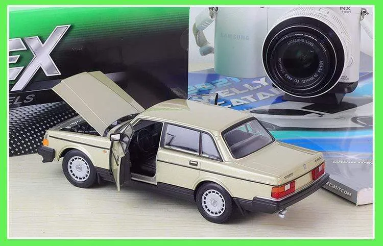 Diecast 1:24 Scale Car Classic VOLVO 240 GL High Simulation Model Car Alloy Metal Toy Car For Chlidren Gift Collection