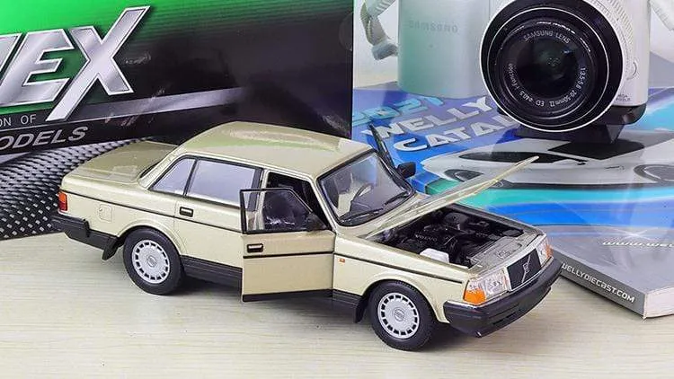 Diecast 1:24 Scale Car Classic VOLVO 240 GL High Simulation Model Car Alloy Metal Toy Car For Chlidren Gift Collection