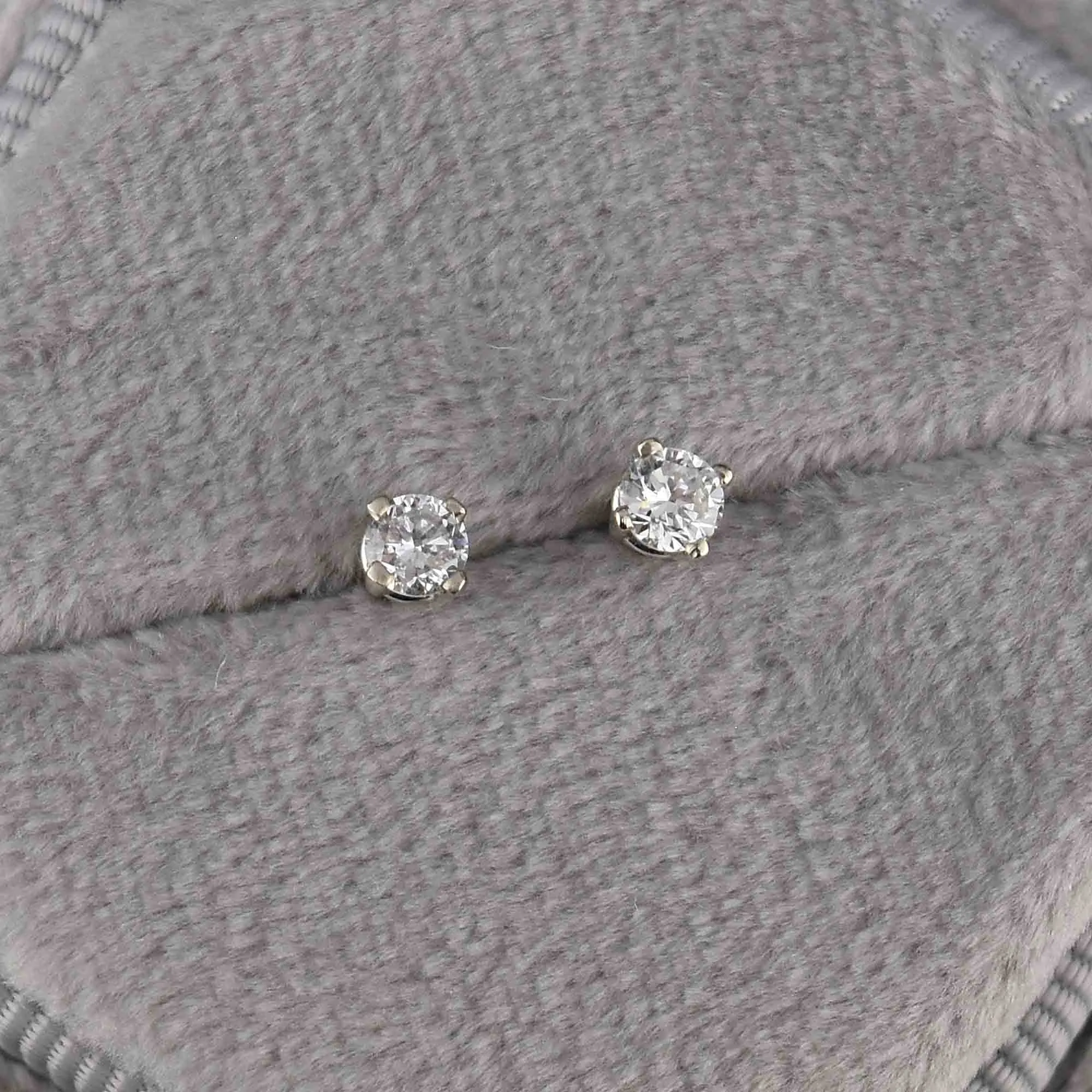 Vintage 14K White Gold .25CTW Diamond Stud Earrings